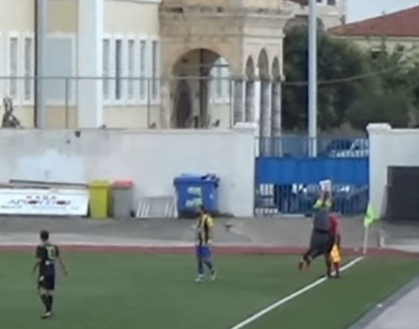 Ρέθυμνο – Τερματοφύλακας αποκρούει μπουκάλι που έριξαν στον επόπτη