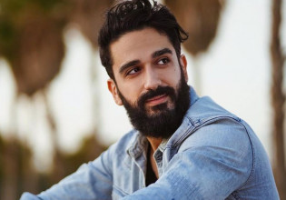 Διονύσης Ατζαράκης – «Ακόμα δεν έχω συνειδητοποιήσει ότι είμαι αστείος»