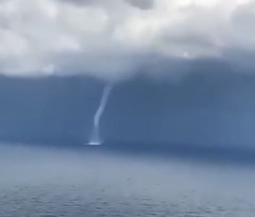 Ισπανία – Η στιγμή που τεράστιος υδροστρόβιλος υψώνεται από τη θάλασσα μέχρι τον ουρανό [Βίντεο]