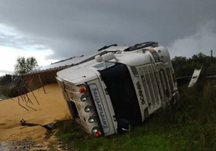 Ανατροπή νταλίκας η οποία κατευθυνόταν προς το Αγρίνιο και ήταν φορτωμένη με σόγια