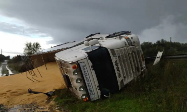 Ανατροπή νταλίκας η οποία κατευθυνόταν προς το Αγρίνιο και ήταν φορτωμένη με σόγια