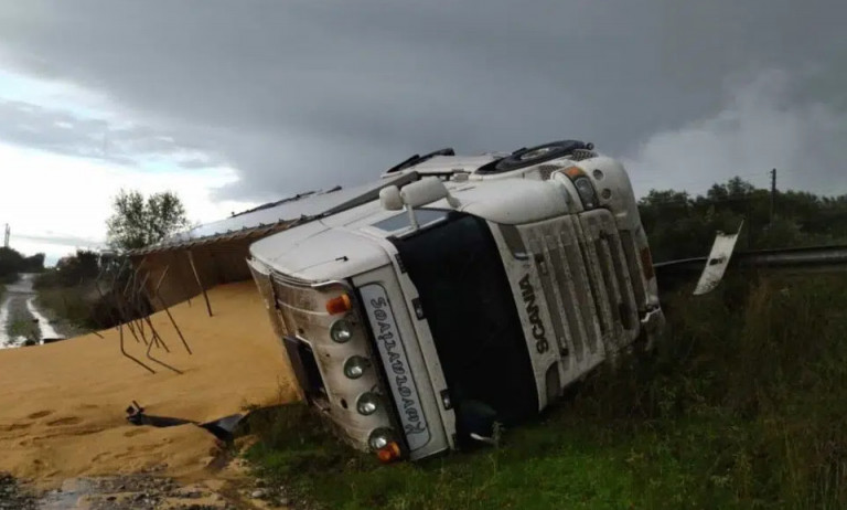 Ανατροπή νταλίκας η οποία κατευθυνόταν προς το Αγρίνιο και ήταν φορτωμένη με σόγια