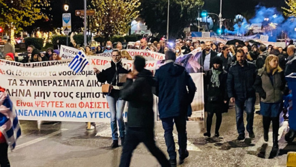 Σε εξέλιξη πορεία αντιεμβολιαστών και γιατρών σε αναστολή στη Θεσσαλονίκη – Συνθήματα κατά της κυβέρνησης