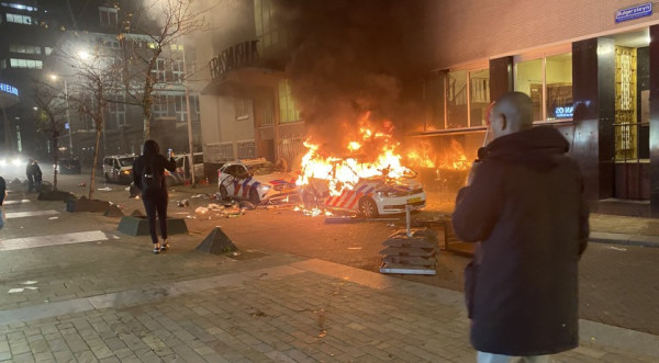 Ολλανδία – Δύο τραυματίες από αστυνομικά πυρά σε διαδήλωση κατά των περιοριστικών μέτρων κατά του κοροναϊού
