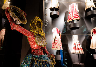 Ήρωες από μέταλλο – Παράταση για την έκθεση του διεθνούς φήμης γλύπτη Νίκου Φλώρου στην Καλαμάτα