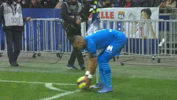 Λιόν – Μαρσέιγ – Δέχτηκε μπουκάλι στο κεφάλι ο Παγιέ, διακοπή στο ματς (vid)