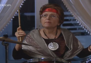 Θυμάστε τη «Θεοπούλα» από το «Παρά Πέντε»; Πού βρίσκεται σήμερα – Τι λέει για την ατάκα «κόβεται το σεξ;»