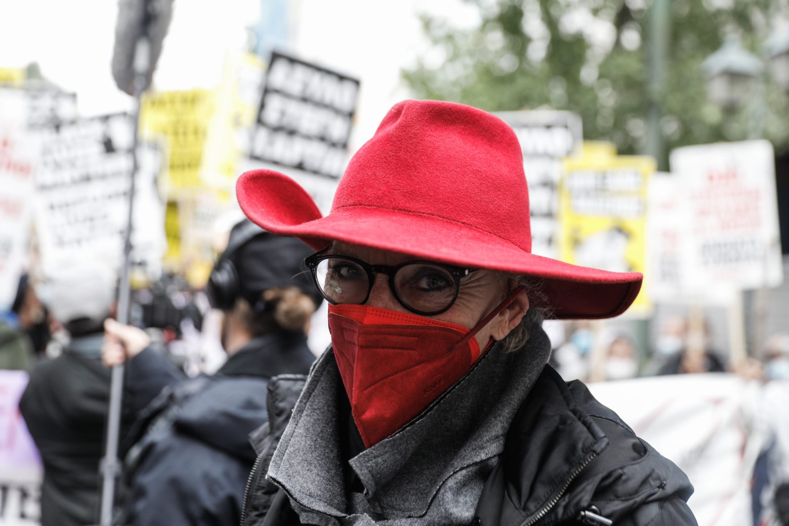 Πολυτεχνείο - Στις εκδηλώσεις για την επέτειο η ολλανδή δημοσιογράφος - Σήμα  κατατεθέν το κόκκινο καπέλο