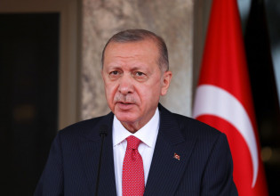 Ερντογάν – Διπλή εμφάνιση μετά τις φήμες ότι πέθανε – Προσπαθεί να πείσει ότι είναι καλά