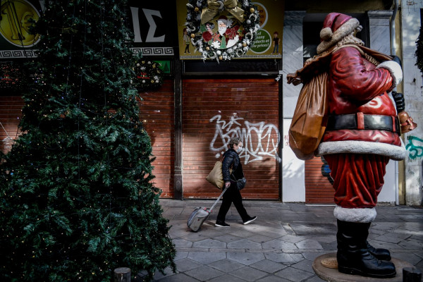 Κοροναϊός – Στη δίνη της πανδημίας η χώρα – «Καμπανάκι» των ειδικών ενόψει Χριστουγέννων