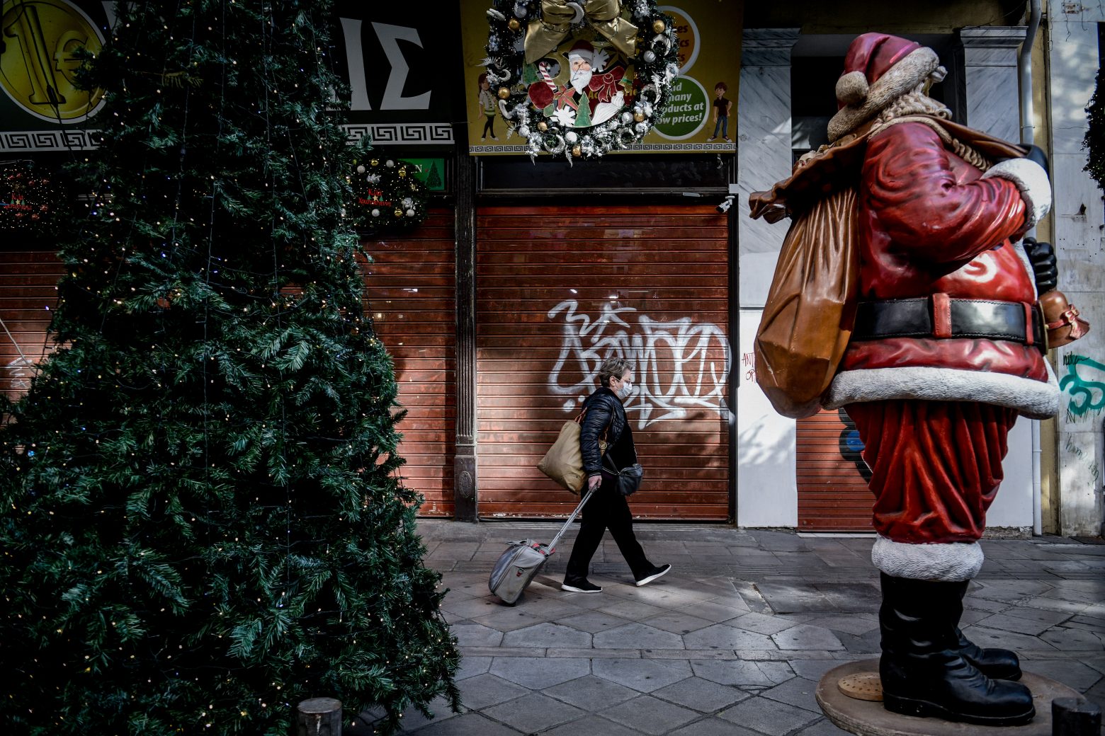 Κοροναϊός - Στη δίνη της πανδημίας η χώρα - «Καμπανάκι» των ειδικών ενόψει Χριστουγέννων