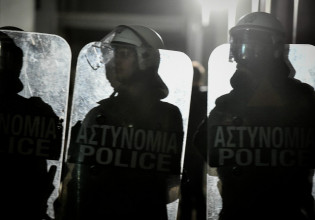 ΣΥΡΙΖΑ – «Καρφιά» κατά Σκέρτσου για τη δήλωση με τους ανεμβολίαστους αστυνομικούς – «Συμφωνεί ο Μητσοτάκης;»