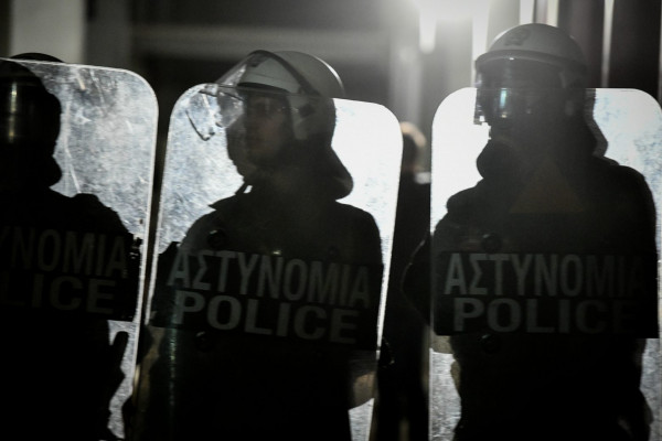 ΣΥΡΙΖΑ – «Καρφιά» κατά Σκέρτσου για τη δήλωση με τους ανεμβολίαστους αστυνομικούς – «Συμφωνεί ο Μητσοτάκης;»