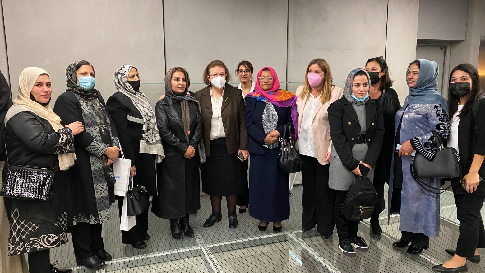 Μενδώνη - Στο Μουσείο της Ακρόπολης γυναίκες από το Αφγανιστάν - Τις υποδέχτηκε η υπουργός Πολιτισμού