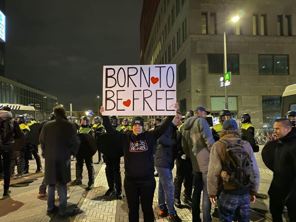 Ολλανδία – Συγκρούσεις αστυνομίας και διαδηλωτών μετά την ανακοίνωση της επαναφοράς lockdown