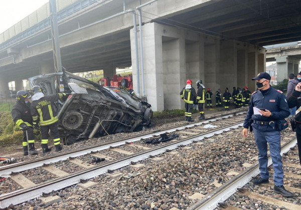 Ιταλία – Λεωφορείο που μετέφερε ΑμεΑ χτυπήθηκε από τρένο – Ένας νεκρός και τρεις τραυματίες