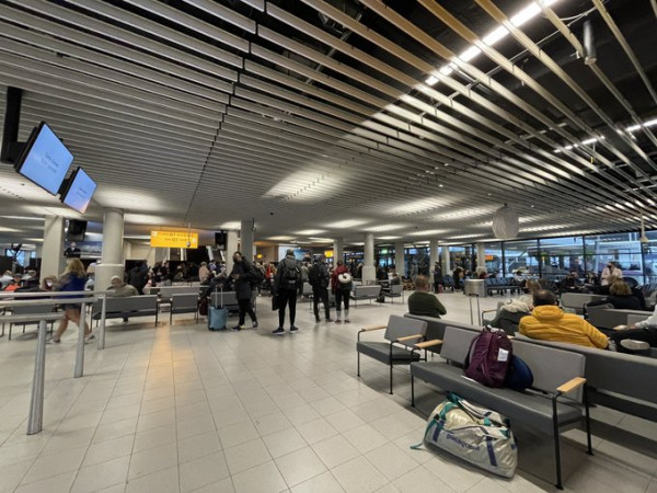 Ολλανδία – Αποκλεισμένοι για ώρες στο αεροδρόμιο επιβάτες από τη Ν. Αφρική