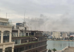 Φωτιά σε αποθήκη στον Πειραιά