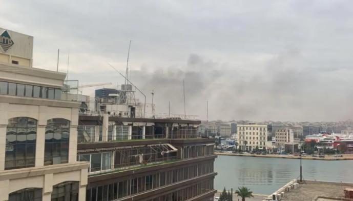 Φωτιά σε αποθήκη στον Πειραιά