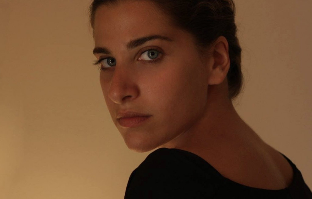 Άρτεμη Γρύμπλα, πώς είναι να σκηνοθετείς από κοινό με τους «Κάτω απ’ τ’ αστέρια»;