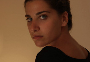 Άρτεμη Γρύμπλα, πώς είναι να σκηνοθετείς από κοινό με τους «Κάτω απ’ τ’ αστέρια»;