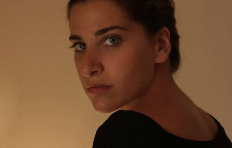 Άρτεμη Γρύμπλα, πώς είναι να σκηνοθετείς από κοινό με τους «Κάτω απ’ τ’ αστέρια»;