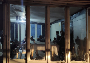 Όταν ο τόπος δεν σε χωράει ούτε νεκρό – Η περιθωριοποίηση των Ρομά, οι βασικές ανάγκες που αγνοούνται και μια ψυχή που δεν ηρέμησε ποτέ