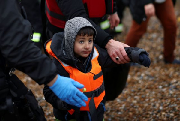 Μάγχη – Γιατί οι πρόσφυγες συνεχίζουν να κάνουν το επικίνδυνο πέρασμα στη Βρετανία