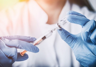 Εθνική Επιτροπή Εμβολιασμών – Το αντιγριπικό εμβόλιο μπορεί να χορηγηθεί ακόμη και την ίδια μέρα με αυτό του κορoναϊού