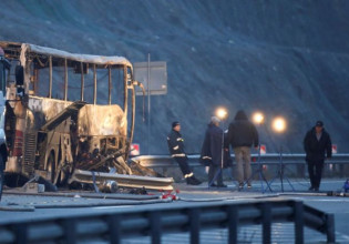 Βουλγαρία – Ο οδηγός σκοτώθηκε επί τόπου και δεν μπόρεσε να ανοίξει τις πόρτες – Τα πτώματα είχαν γίνει στάχτη