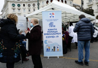 Κοροναϊός – Πώς φτάσαμε στην απόφαση Μητσοτάκη για πρόστιμα στους ανεμβολίαστους άνω των 60 – Ο ρόλος της «Όμικρον» στην εξίσωση