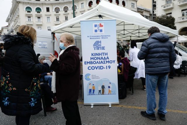 Κοροναϊός – Πώς φτάσαμε στην απόφαση Μητσοτάκη για πρόστιμα στους ανεμβολίαστους άνω των 60 – Ο ρόλος της «Όμικρον» στην εξίσωση