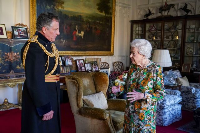 Κλείνει τα στόματα η βασίλισσα Ελισάβετ – Δημόσια εμφάνιση εντός του παλατιού