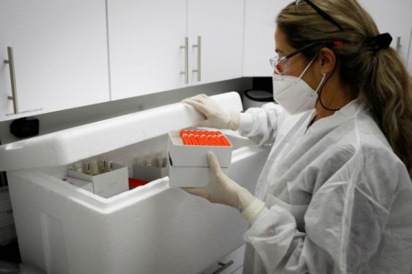 Αγώνας δρόμου για δύο χάπια κατά του κοροναϊού