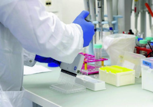 Παραλλαγή Όμικρον – «Είναι απίθανο να συμβεί επανεκκίνηση της πανδημίας σε έναν εμβολιασμένο πληθυσμό», λέει Βρετανός ειδικός