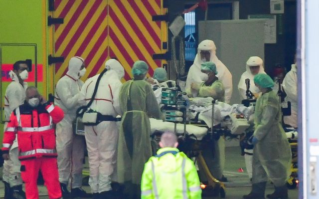 ΠΟΥ – Δεν είναι σαφές αν η Όμικρον προκαλεί σοβαρότερη ασθένεια ή αν είναι πιο μεταδοτική