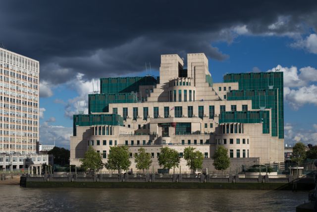 Βρετανία – Ο αρχηγός της MI6 προειδοποιεί για τις «παγίδες χρέους και δεδομένων» που στήνει η Κίνα