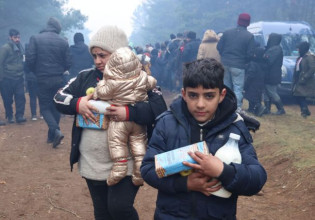 Πολωνία – Πού οφείλεται η «αναπάντεχη» στήριξη της ΕΕ στην χώρα την οποία απειλεί με κυρώσεις