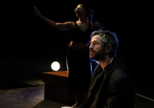 Αρης Σερβετάλης – Διέκοψε την παράσταση γιατί δεν ήθελε να παίζει μόνο σε εμβολιασμένους