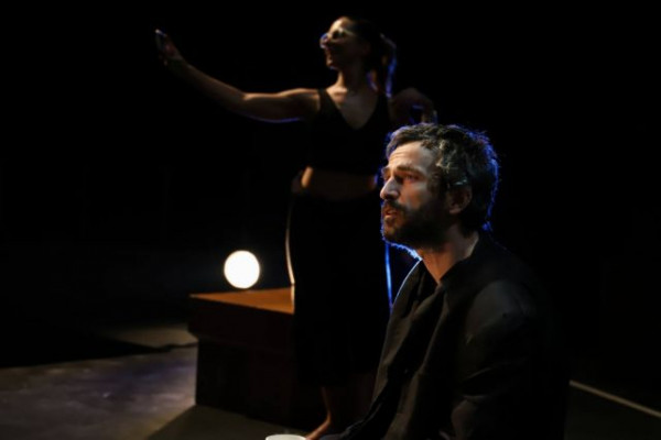 Αρης Σερβετάλης – Διέκοψε την παράσταση γιατί δεν ήθελε να παίζει μόνο σε εμβολιασμένους