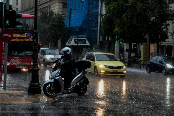 Διακοπή της κυκλοφορίας οχημάτων στην Ποσειδώνος λόγω της βροχόπτωσης