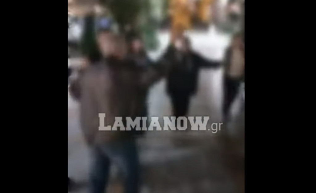 Λαμία – Αντιεμβολιαστές έστησαν γλέντι με χορό στην πλατεία Ελευθερίας