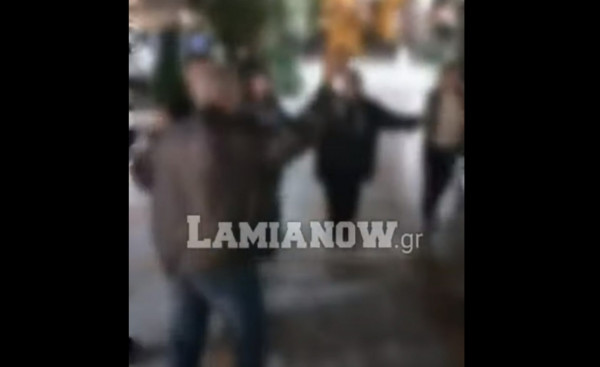 Λαμία – Αντιεμβολιαστές έστησαν γλέντι με χορό στην πλατεία Ελευθερίας