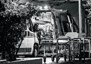 Κοροναϊός – Πιέζεται το ΕΣΥ – Κινδυνεύουν όσο ποτέ οι ανεμβολίαστοι – Οι εστίες υπερμετάδοσης