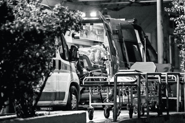 Κοροναϊός – Πιέζεται το ΕΣΥ – Κινδυνεύουν όσο ποτέ οι ανεμβολίαστοι – Οι εστίες υπερμετάδοσης