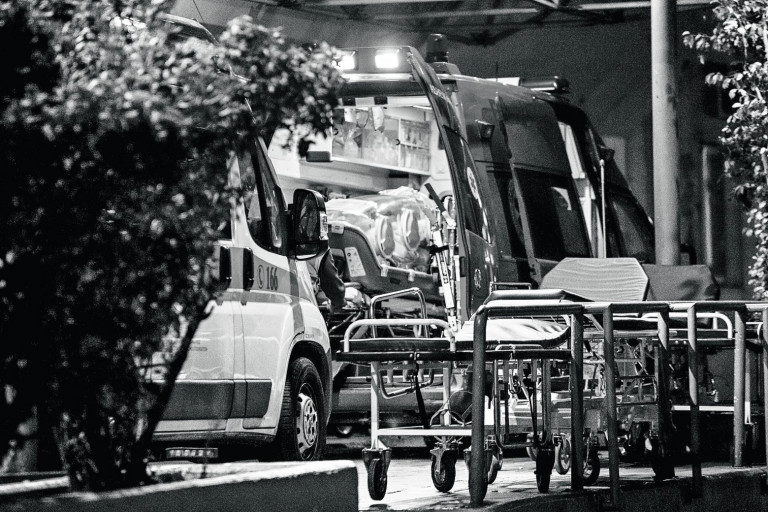 Κοροναϊός – Πιέζεται το ΕΣΥ – Κινδυνεύουν όσο ποτέ οι ανεμβολίαστοι – Οι εστίες υπερμετάδοσης