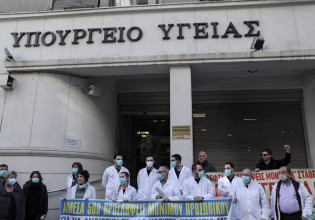 ΟΕΝΓΕ – Προπαγανδιστικό επιχείρημα της κυβέρνησης ότι «δεν βρίσκει γιατρούς να προσλάβει» – Καταγγελία για «πάγωμα» προσλήψεων