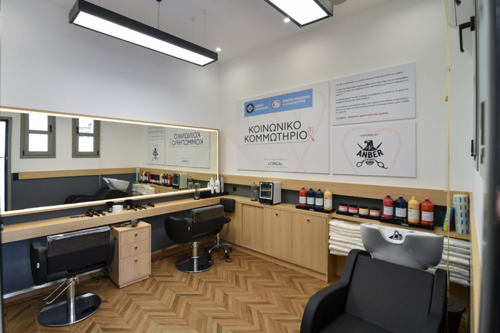 Εθελοντές κομμωτές προσφέρουν δωρεάν κούρεμα σε άστεγους και φτωχούς