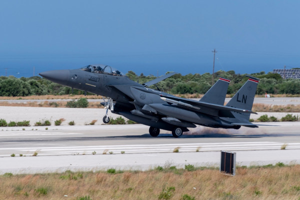 Έφυγε η καλύπτρα από αμερικανικό F-15 – Αναγκαστική προσγείωση στη Λάρισα