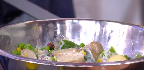 Ο chef Τίμος Ζαχαράτος φτιάχνει πατατοσαλάτα με τόνο